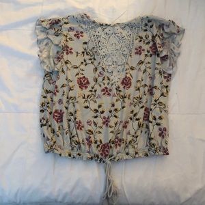 T-shirt with design and ruffle sleeves.